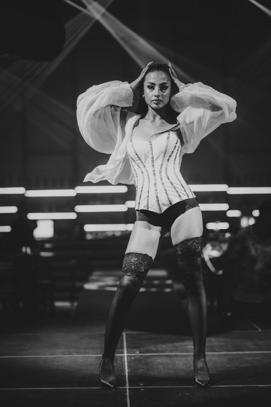 SILHOUETTE I — CONTOUR